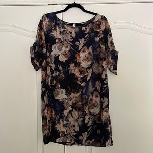 Room Service Brand. Short floral dress with cinched sleeve. Size S